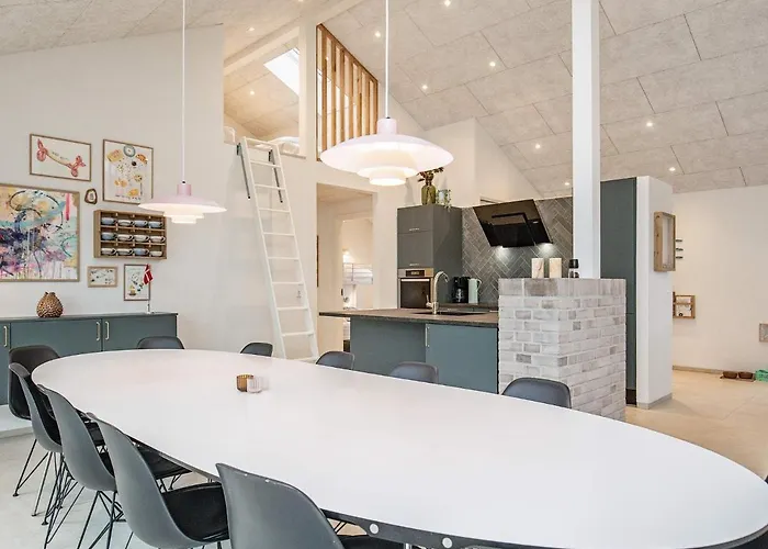 12 Person In Lokken-by Traum