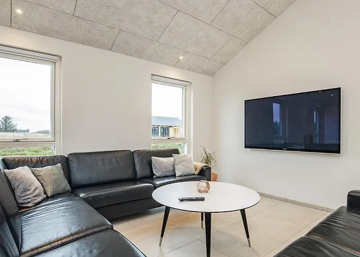 12 Person In Lokken-by Traum